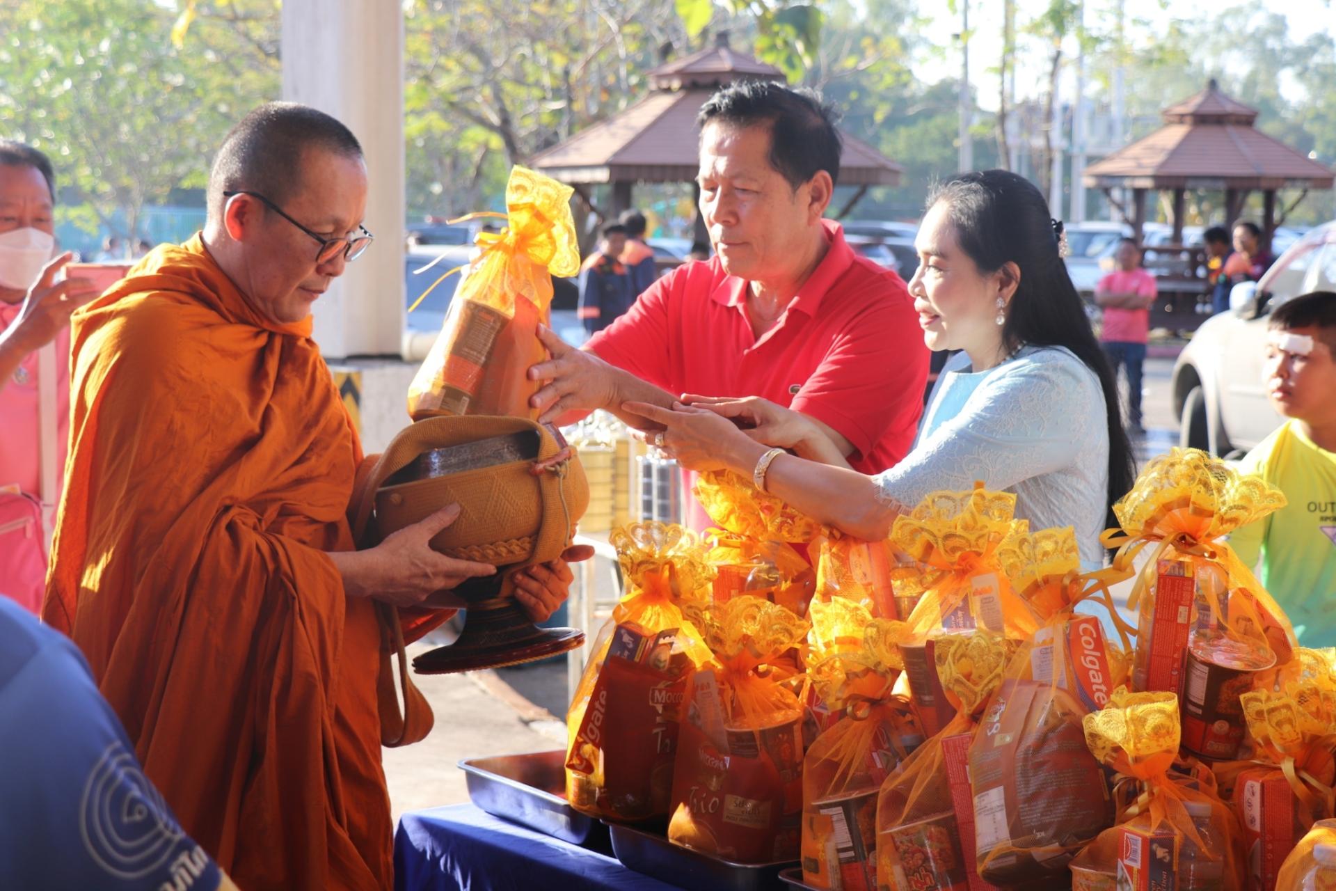 พิธีทำบุญตักบาตร ข้าวสาร อาหารแห้ง แด่พระสงฆ์ จำนวน 29 รูป เนื่องในโอกาสวันขึ้นปีใหม่พ.ศ. 2568