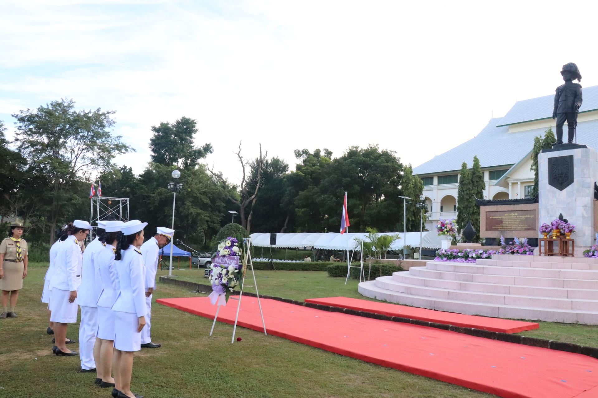  ร่วมกิจกรรมพิธีสวดพระพุทธมนต์ พิธีทำบุญตักบาตรถวายพระราชกุศล พิธีวางพวงมาลาและถวายราชสดุดี เนื่องในพิธีถวายบังคมพระบรมราชานุสรณ์ "พระบาทสมเด็จพระมงกุฎเกล้าเจ้าอยู่หัว" 